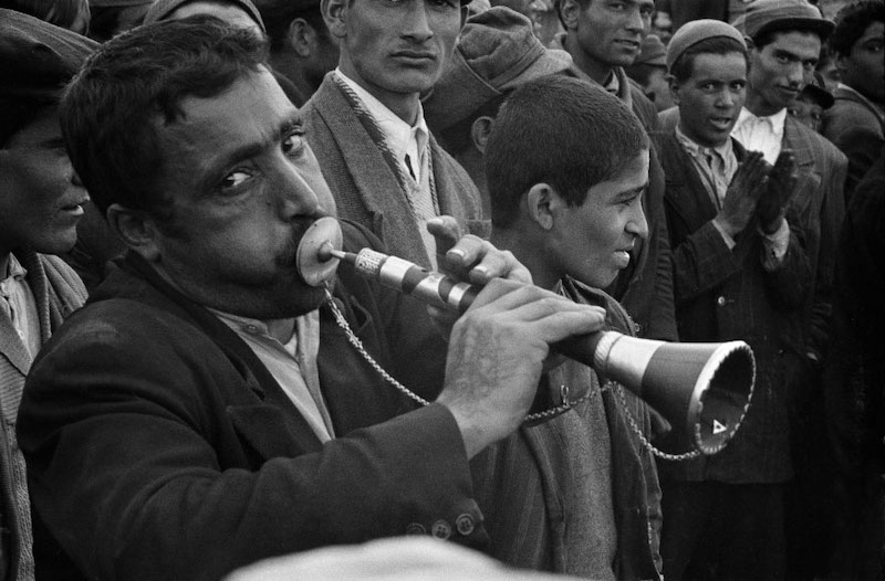 RAN. Tehran. 1956. Street musician performing. © Inge Morath/Magnum Photos